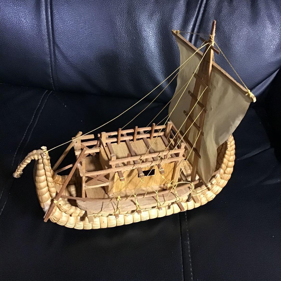 チチカカ湖の素材で出来た帆船