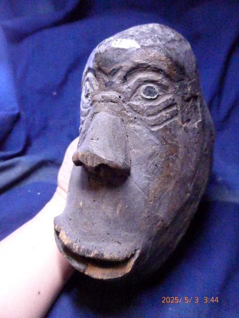 大変古い猿の木製面です。伎楽などの催事用の面。民芸です