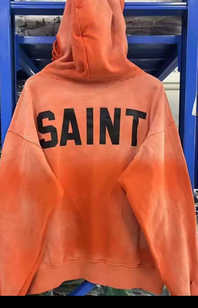 SAINT××××××オレンジ　パーカー。