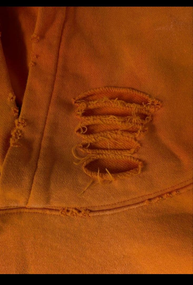 SAINT××××××オレンジ　パーカー。