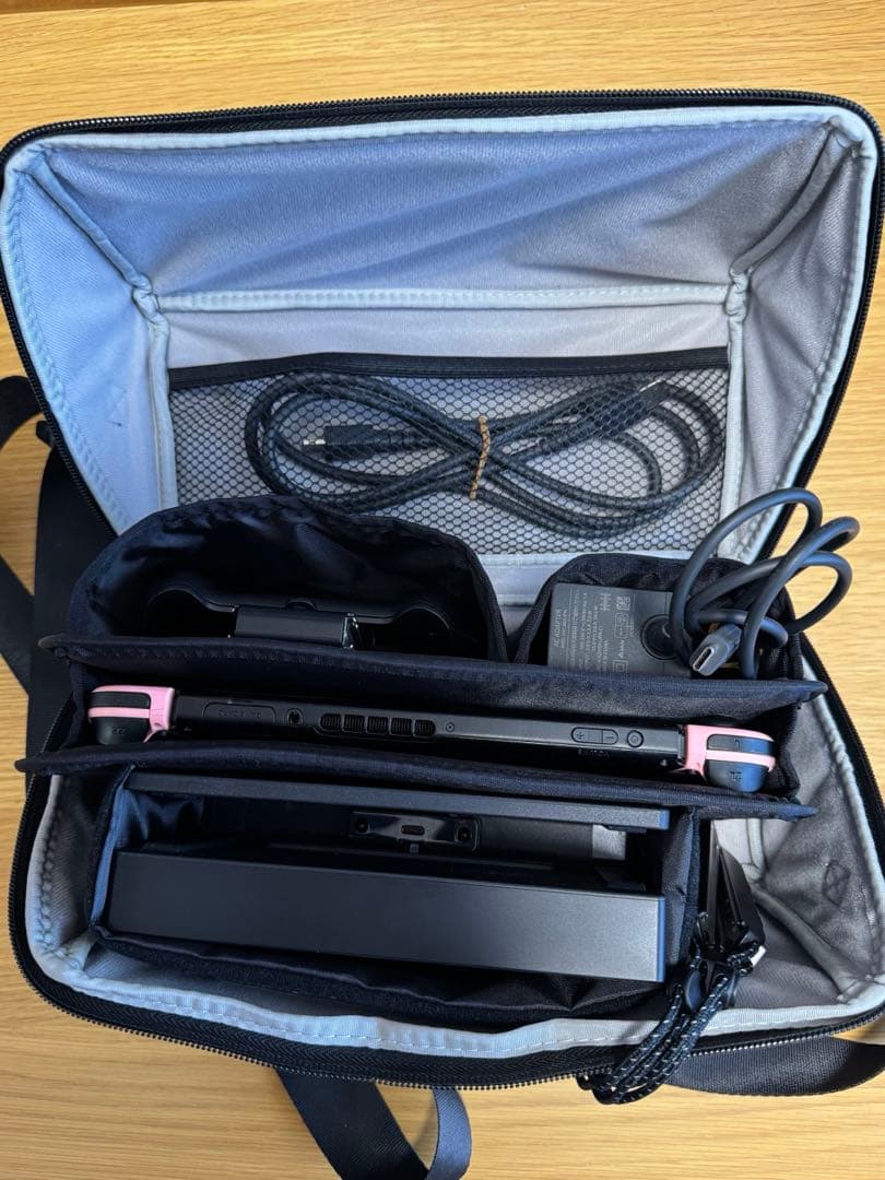 Nintendo Switch本体と付属品【収納ケース2種付き】