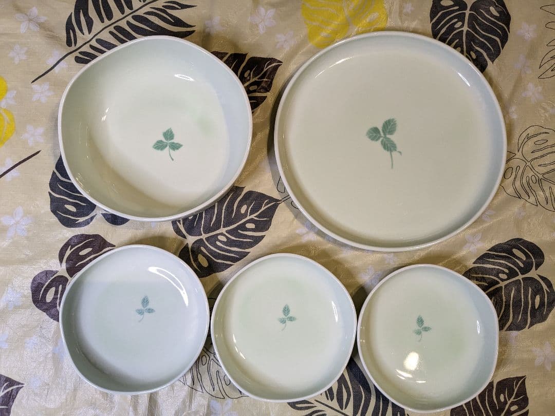 深川製磁　有田焼　小鉢3枚、中鉢1枚、平皿1枚　三つ葉　緑