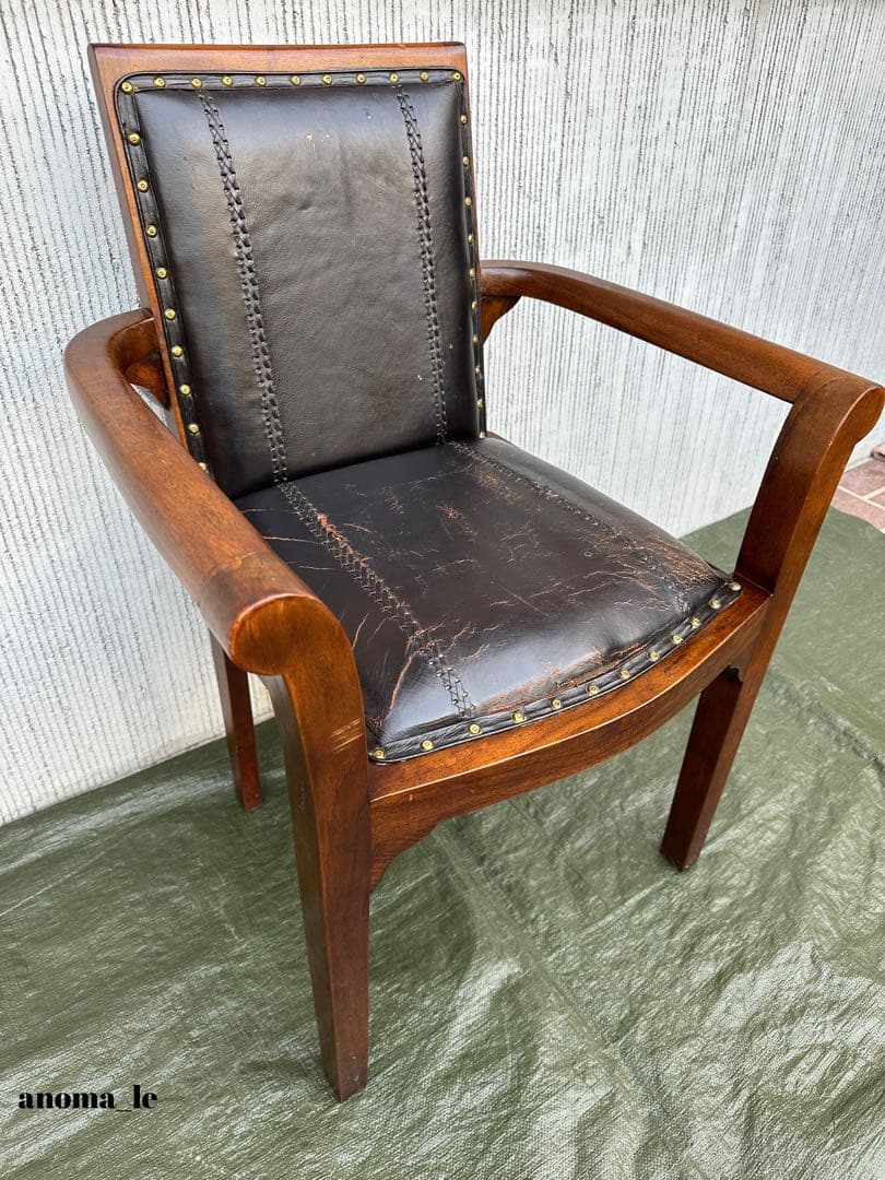 【アームチェア】木製　革張り　鋲打ち　堅牢なラウンジチェア　ヴィンテージ◎