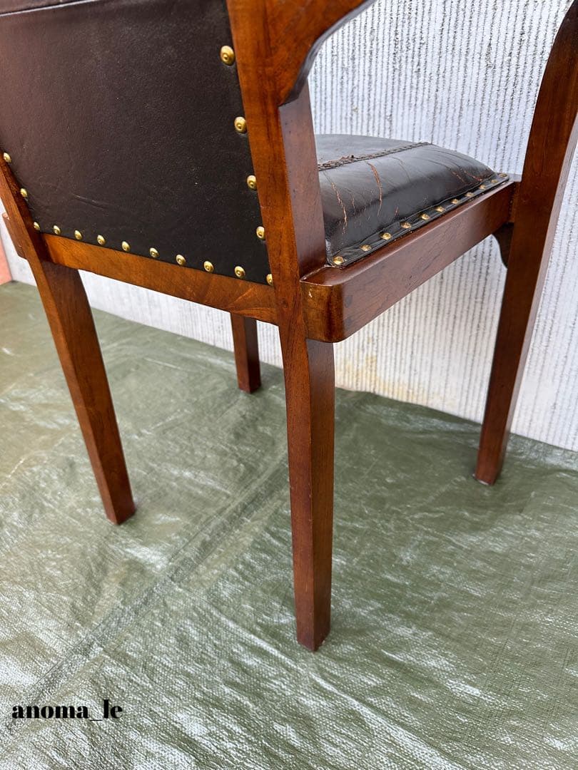 【アームチェア】木製　革張り　鋲打ち　堅牢なラウンジチェア　ヴィンテージ◎