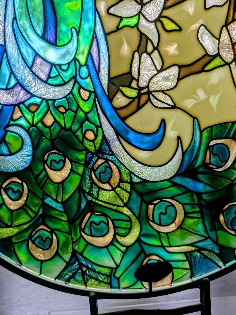 優雅な彩りと幸運を招く　孔雀　ステンドグラス　風水お守り