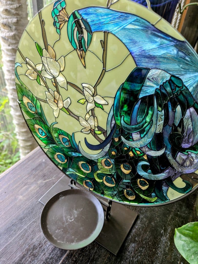 優雅な彩りと幸運を招く　孔雀　ステンドグラス　風水お守り