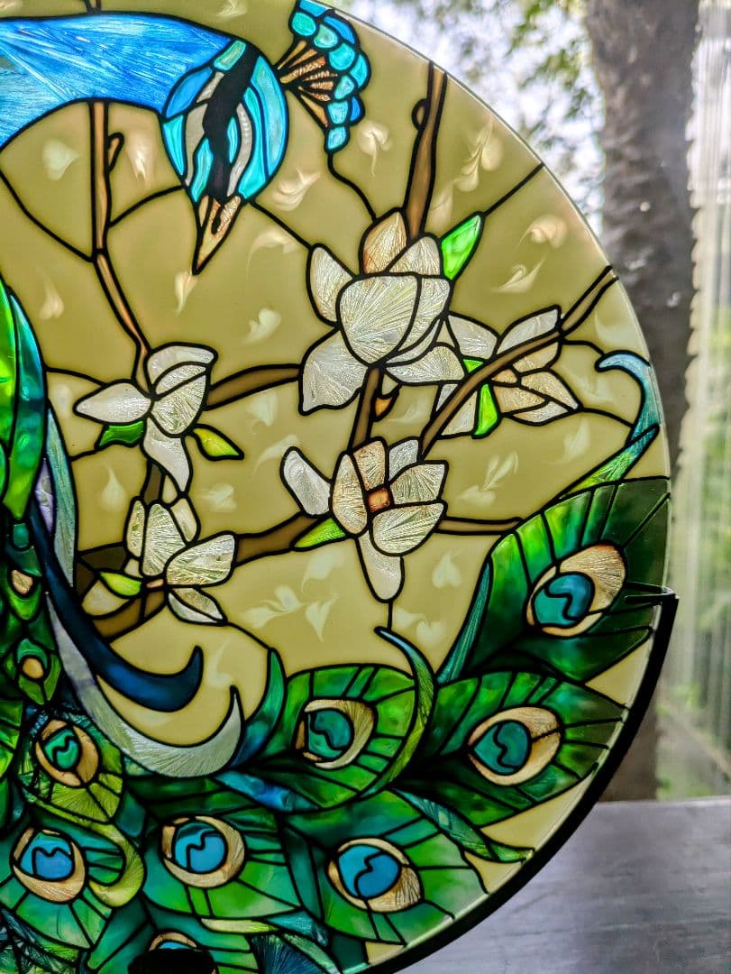 優雅な彩りと幸運を招く　孔雀　ステンドグラス　風水お守り