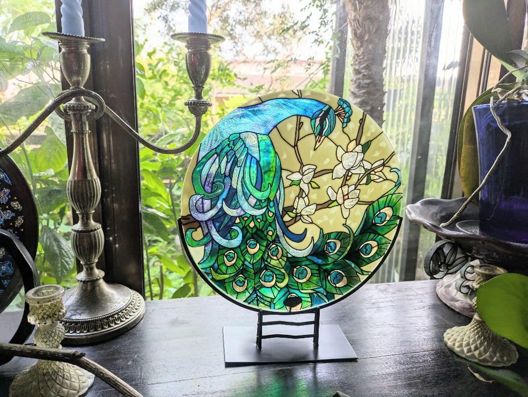 優雅な彩りと幸運を招く　孔雀　ステンドグラス　風水お守り