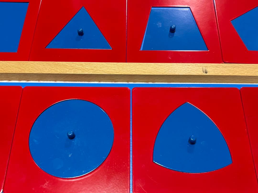 モンテッソーリ　メタルインセッツ、台座、トレイ　３点セット