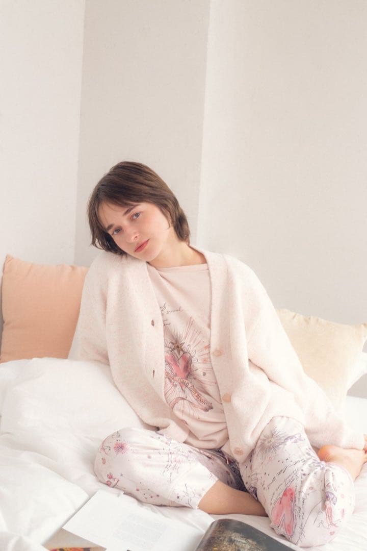 SNIDEL  イヴルルド遙華Warm Satinトップス＋ロングパンツ