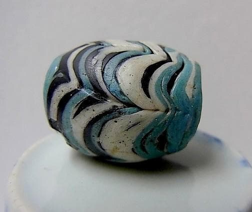 ★G2703★古代とんぼ玉 (A47) イスラム大粒　ガラスビーズ　かきあげ文様