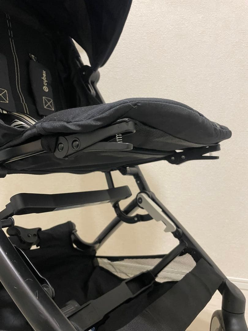 お*ゃ様 サイベックスリベル黒い折りたたみB型ベビーカー、バンパーバー付き！