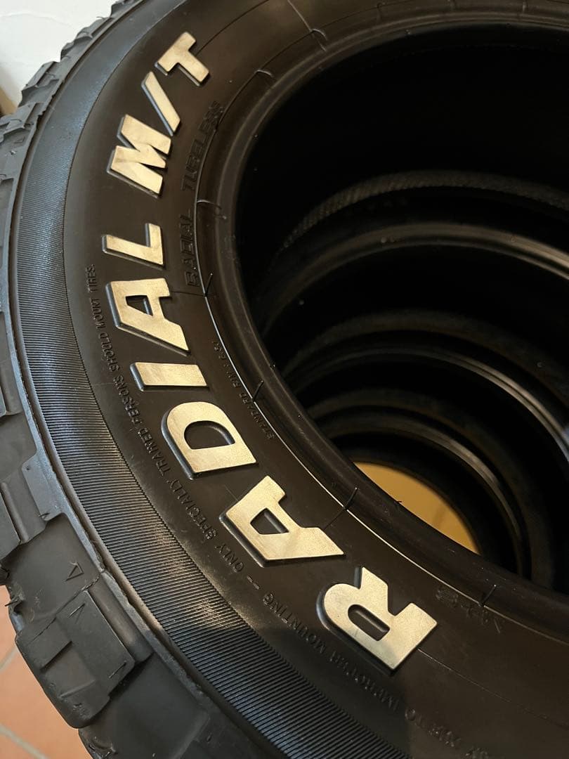 ①マッドスター RADIAL M/T 215/70R16タイヤ4本　深溝