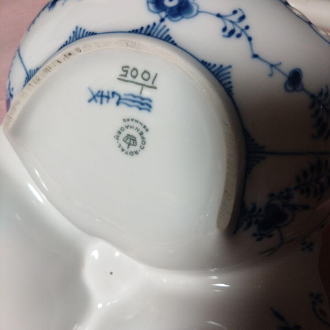 青と白の装飾陶器皿