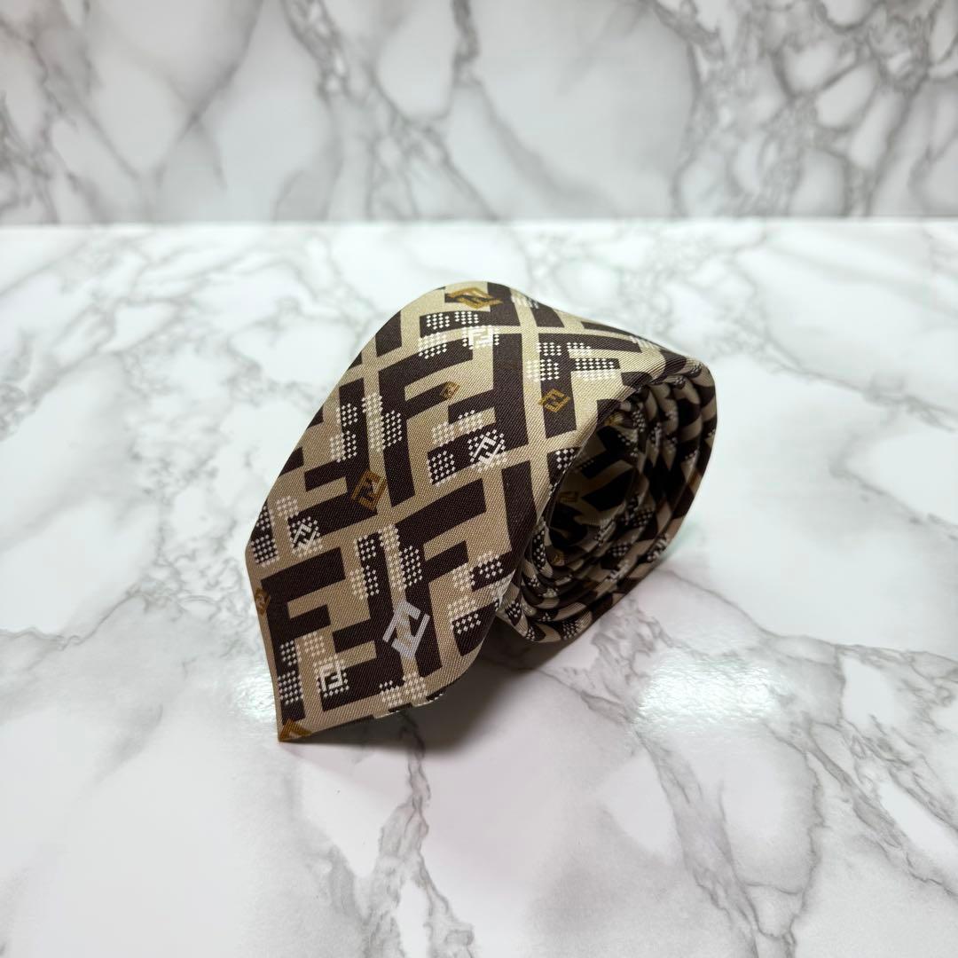 ✨極美品✨ レア FENDI ネクタイ シルク100% ズッカ柄 デカロゴ 艶