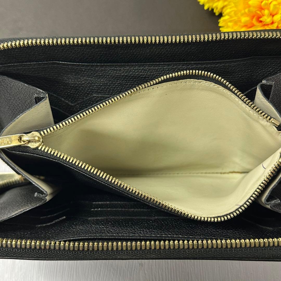 新品同様‼️ ヴァレクストラ　財布　長財布　ジッピーパース　ラウンドファスナー
