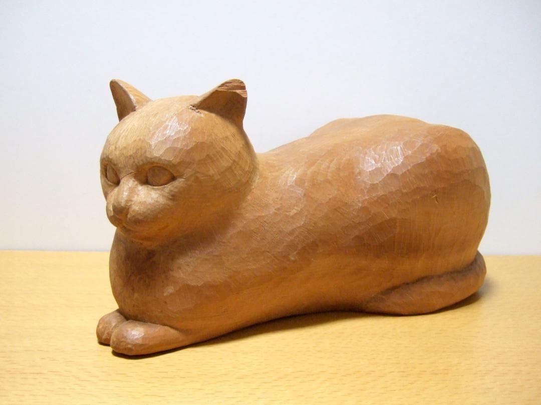木彫りのネコ 置物 在銘 オブジェ / Wooden carved cat