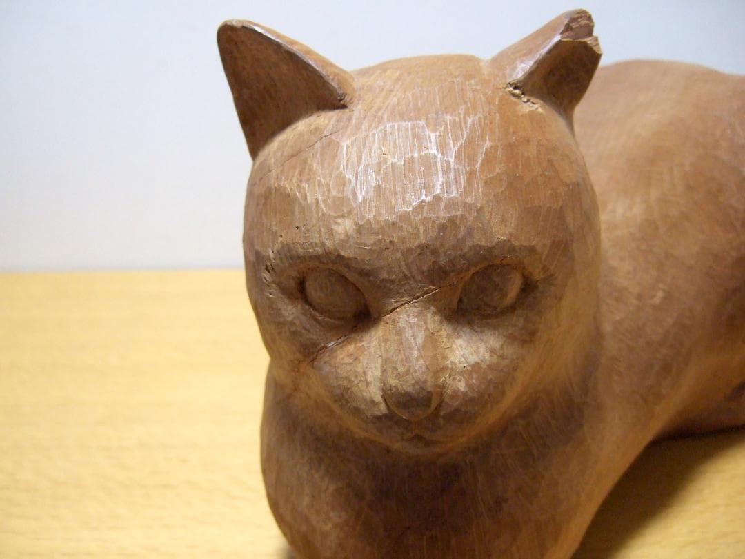 木彫りのネコ 置物 在銘 オブジェ / Wooden carved cat