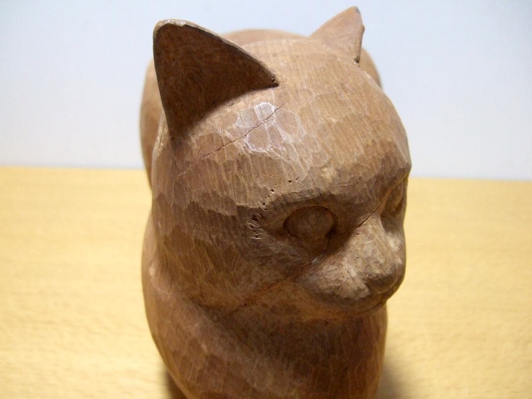 木彫りのネコ 置物 在銘 オブジェ / Wooden carved cat