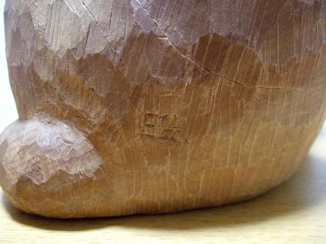 木彫りのネコ 置物 在銘 オブジェ / Wooden carved cat