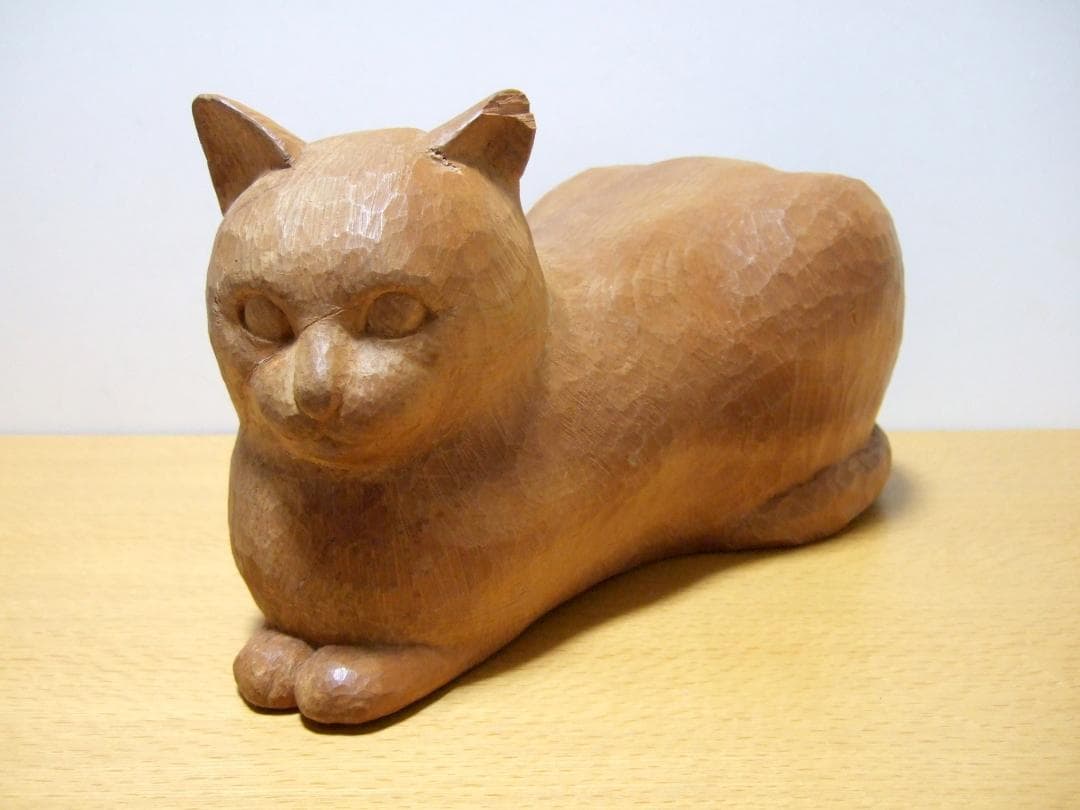 木彫りのネコ 置物 在銘 オブジェ / Wooden carved cat