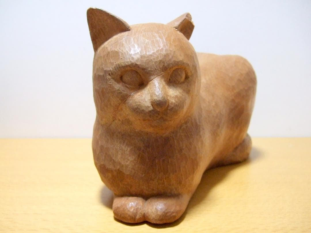 木彫りのネコ 置物 在銘 オブジェ / Wooden carved cat
