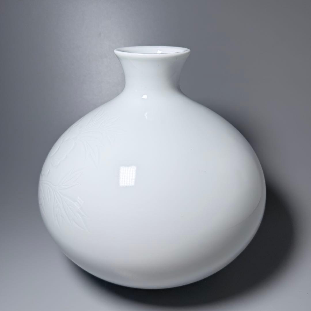 人間国宝　井上萬二　白磁牡丹彫文花瓶　大作　胴径約26cm　特注箱　110万円
