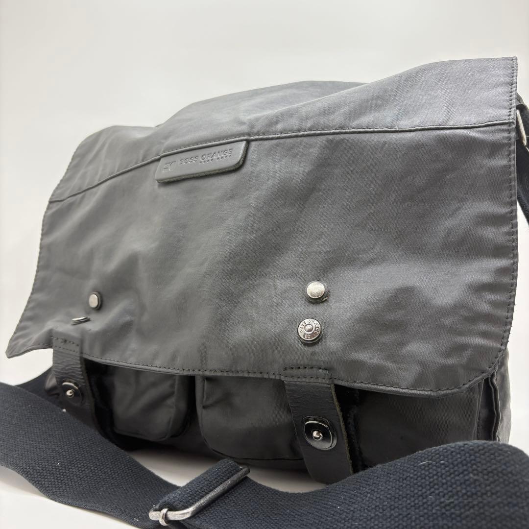 【美品/大容量】ヒューゴボスオレンジ　メッセンジャーバッグ　ブラック