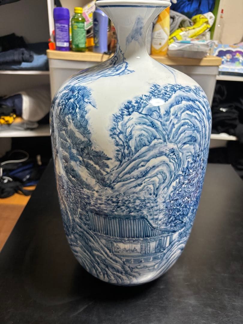 青白い山水画の花瓶
