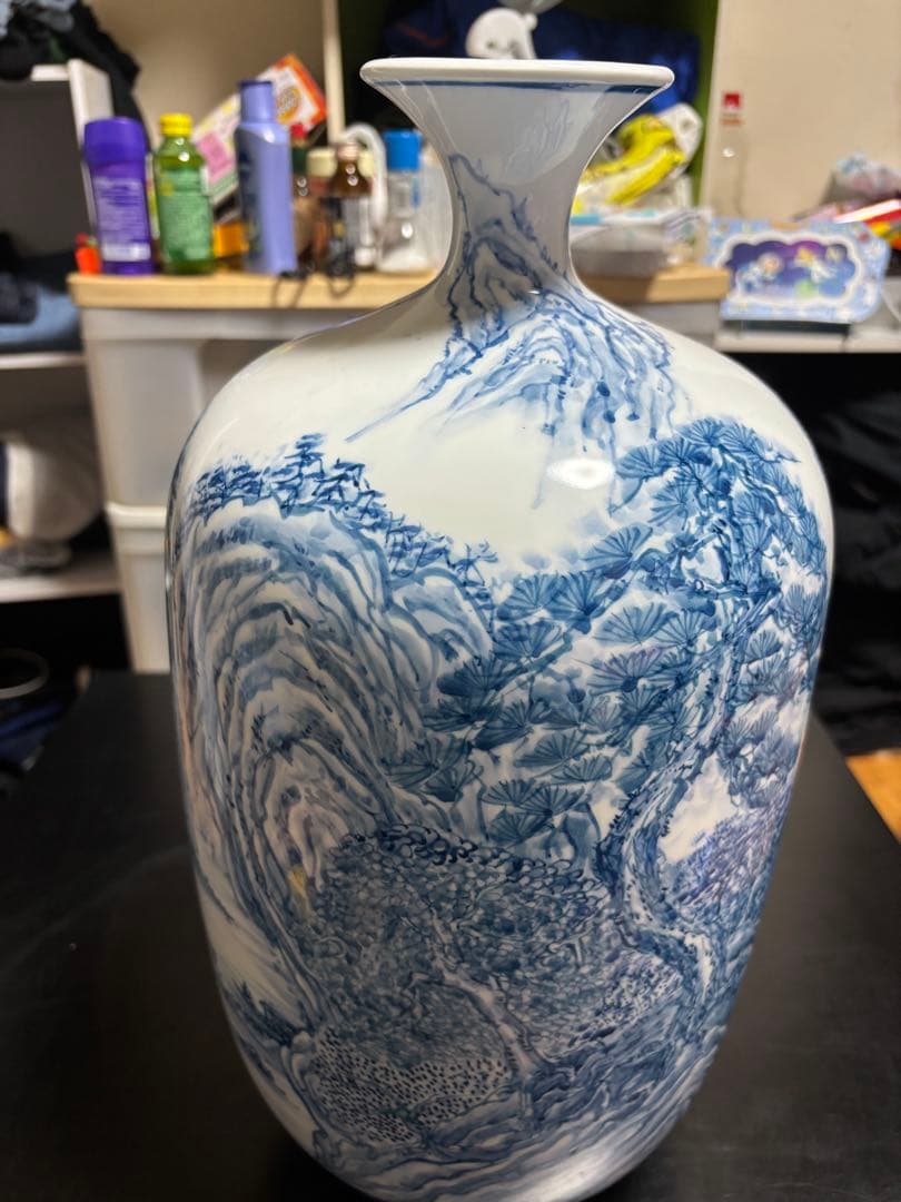 青白い山水画の花瓶