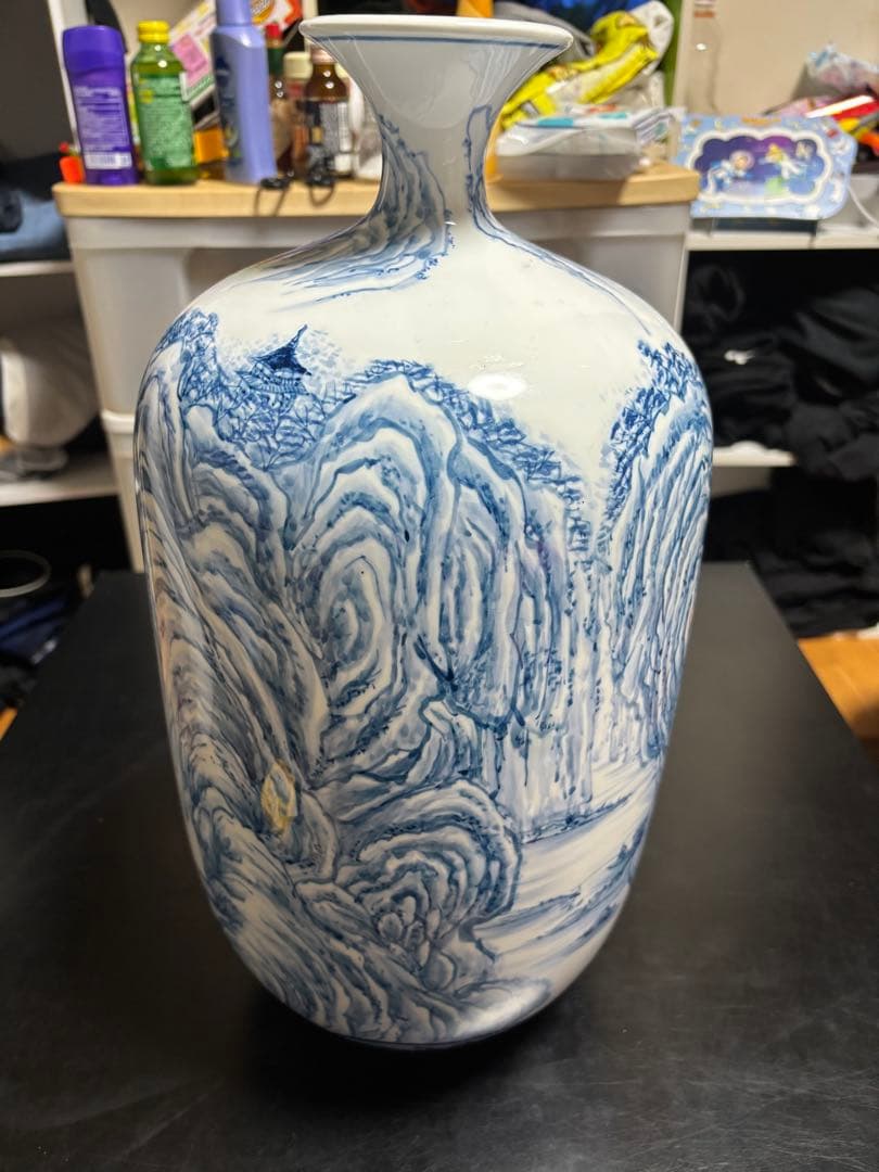 青白い山水画の花瓶