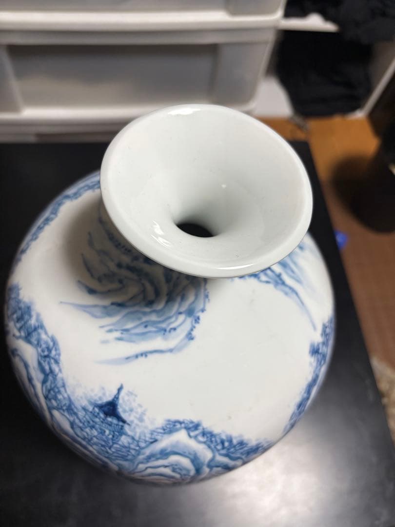 青白い山水画の花瓶