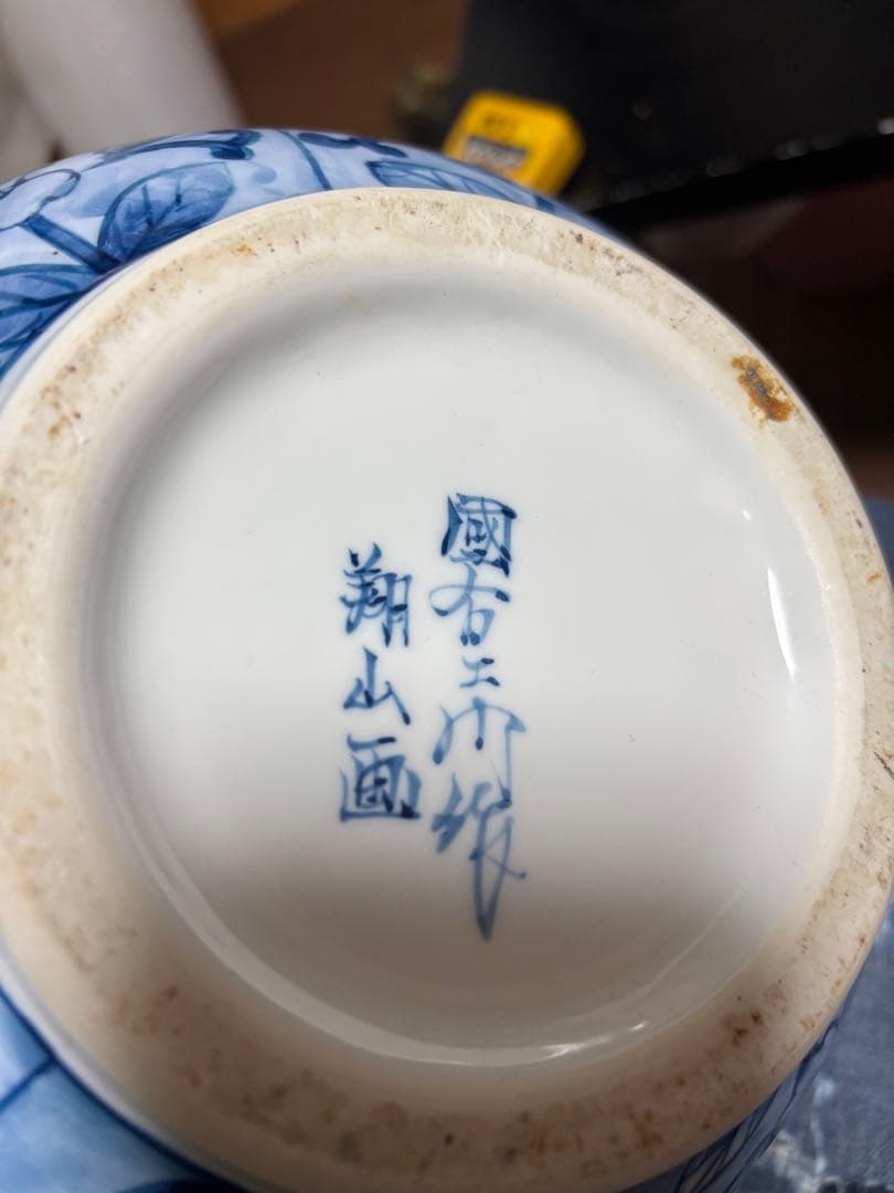 青白い山水画の花瓶