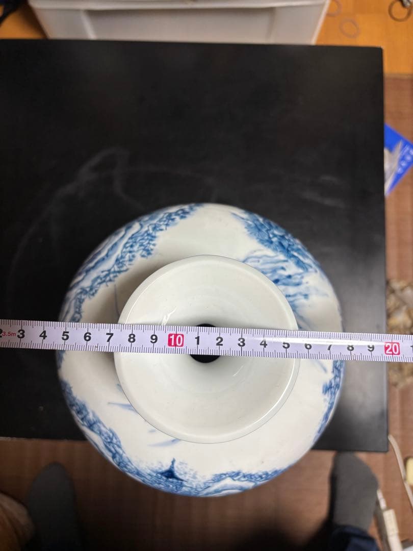 青白い山水画の花瓶