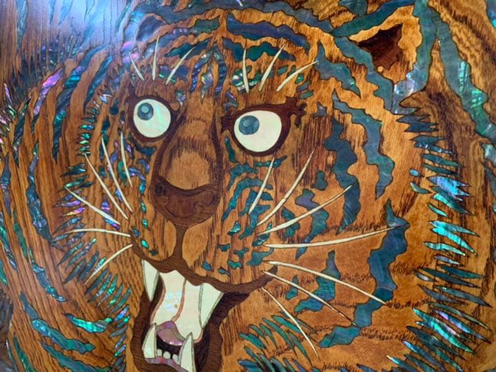 W128xH99 特大 在銘　虎　縁起物　額　壁掛け　木彫り　螺鈿　飾り　骨董