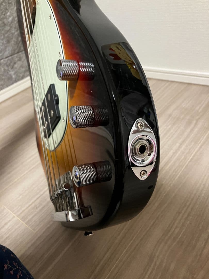 ピックガード改造したLaidBackのスティングレイ風アクティブベース