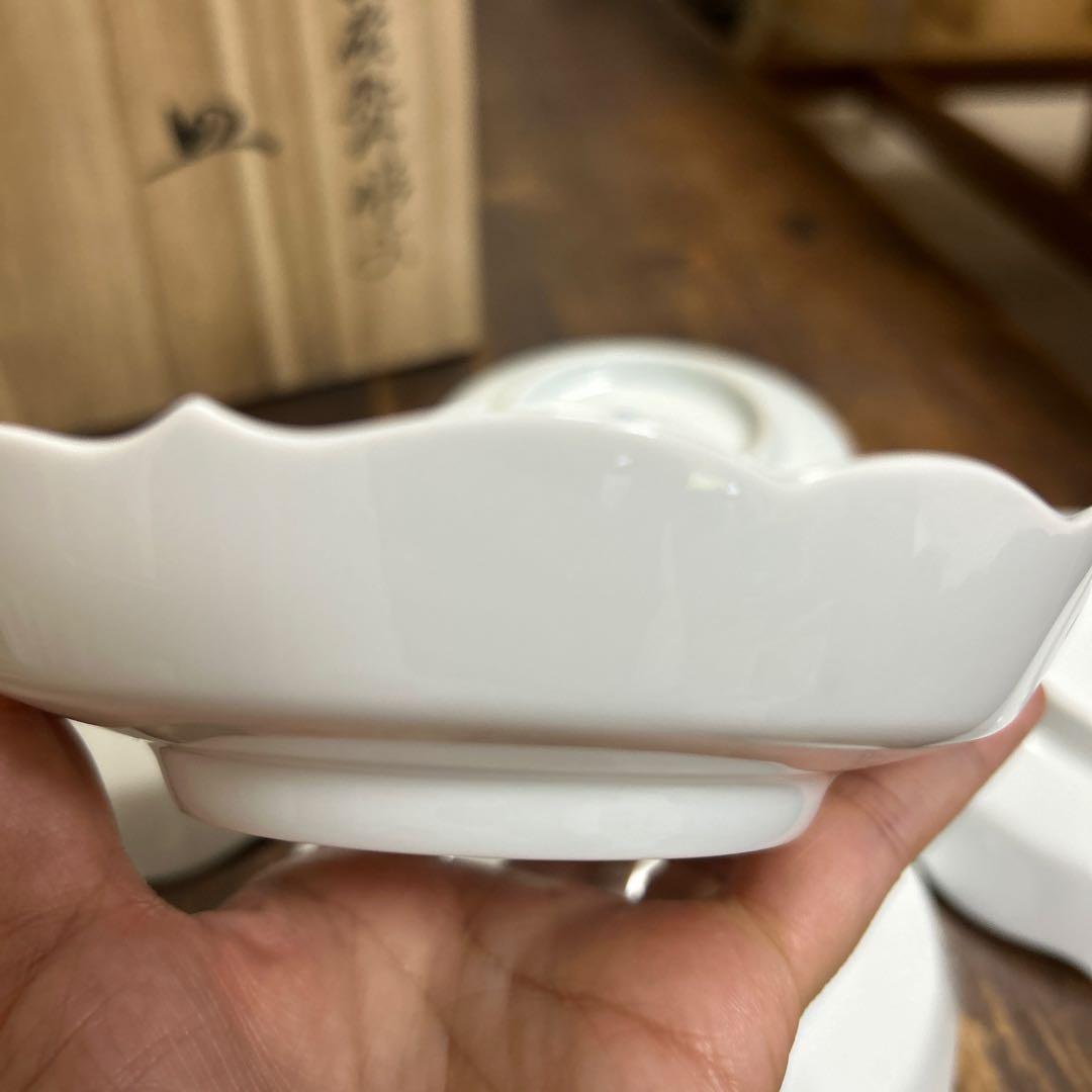 人間国宝　井上萬ニ　白磁牡丹彫文　銘々皿　共箱　牡丹