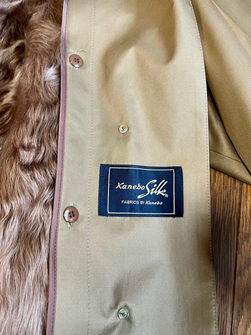 リアルファーの襟とインナー付ベージュの高級シルク ダブルブレストコート新品同様
