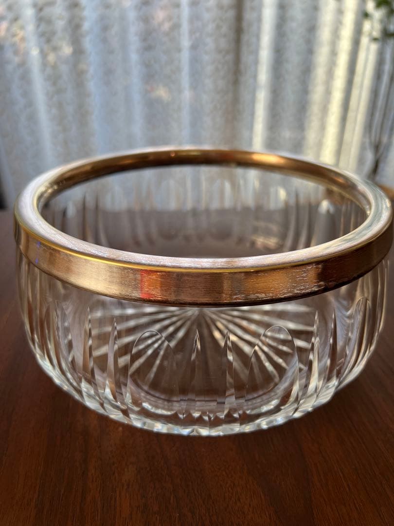 お薦めの一品です　カットグラス　本体に銀製のリム　ボウル