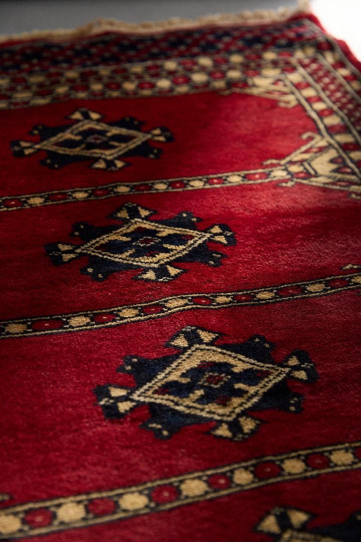 ヴィンテージラグ　トライバルラグ　パキスタン産（104×62cm）赤　ベージュ