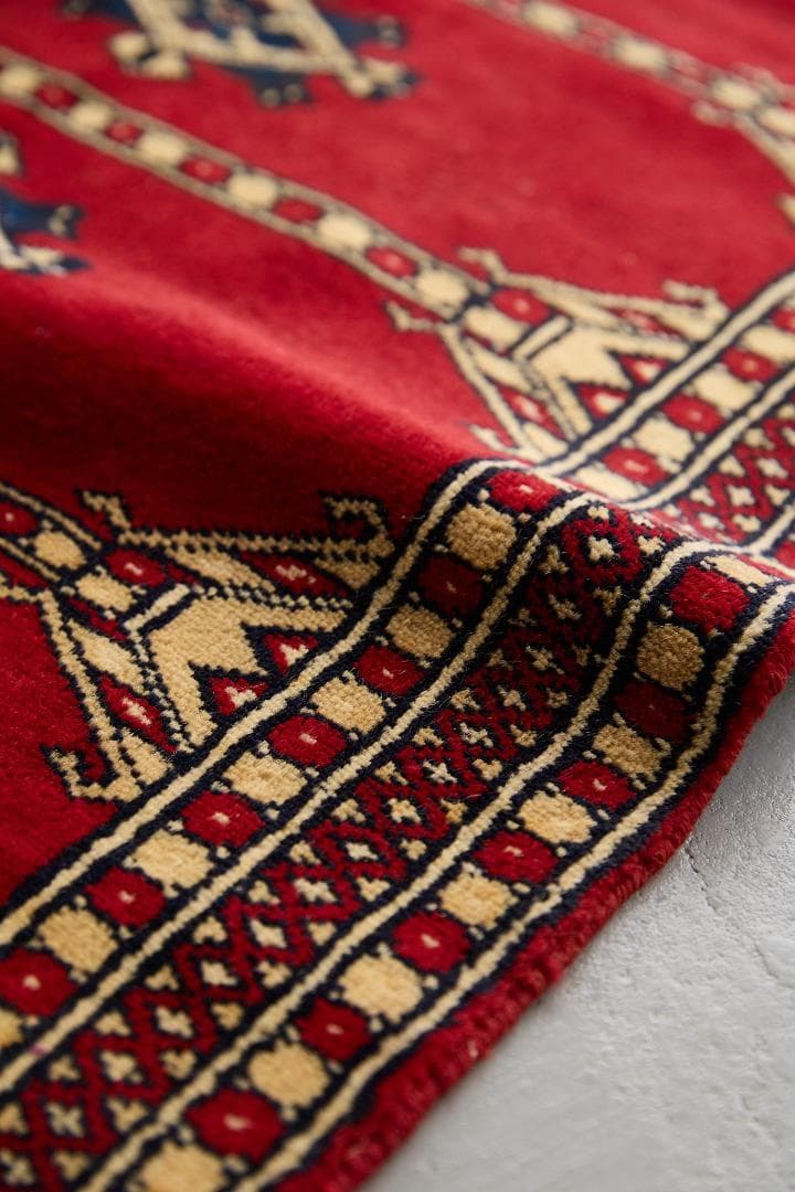 ヴィンテージラグ　トライバルラグ　パキスタン産（104×62cm）赤　ベージュ