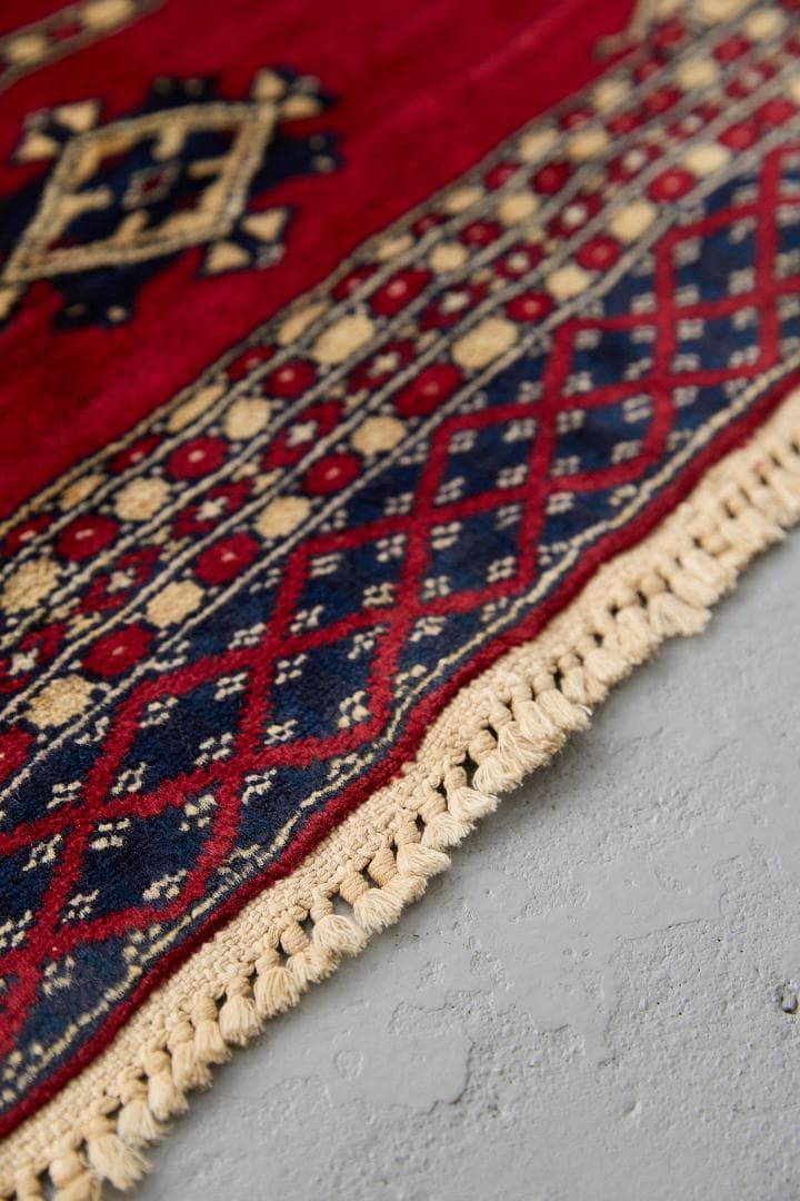 ヴィンテージラグ　トライバルラグ　パキスタン産（104×62cm）赤　ベージュ