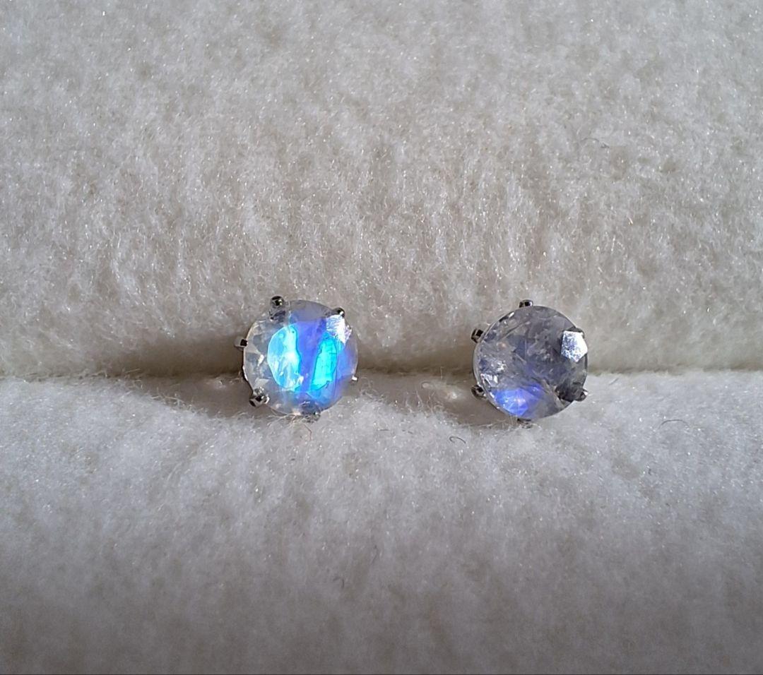 ②ムーンストーン4mmスタッドピアス　サージカルステンレス