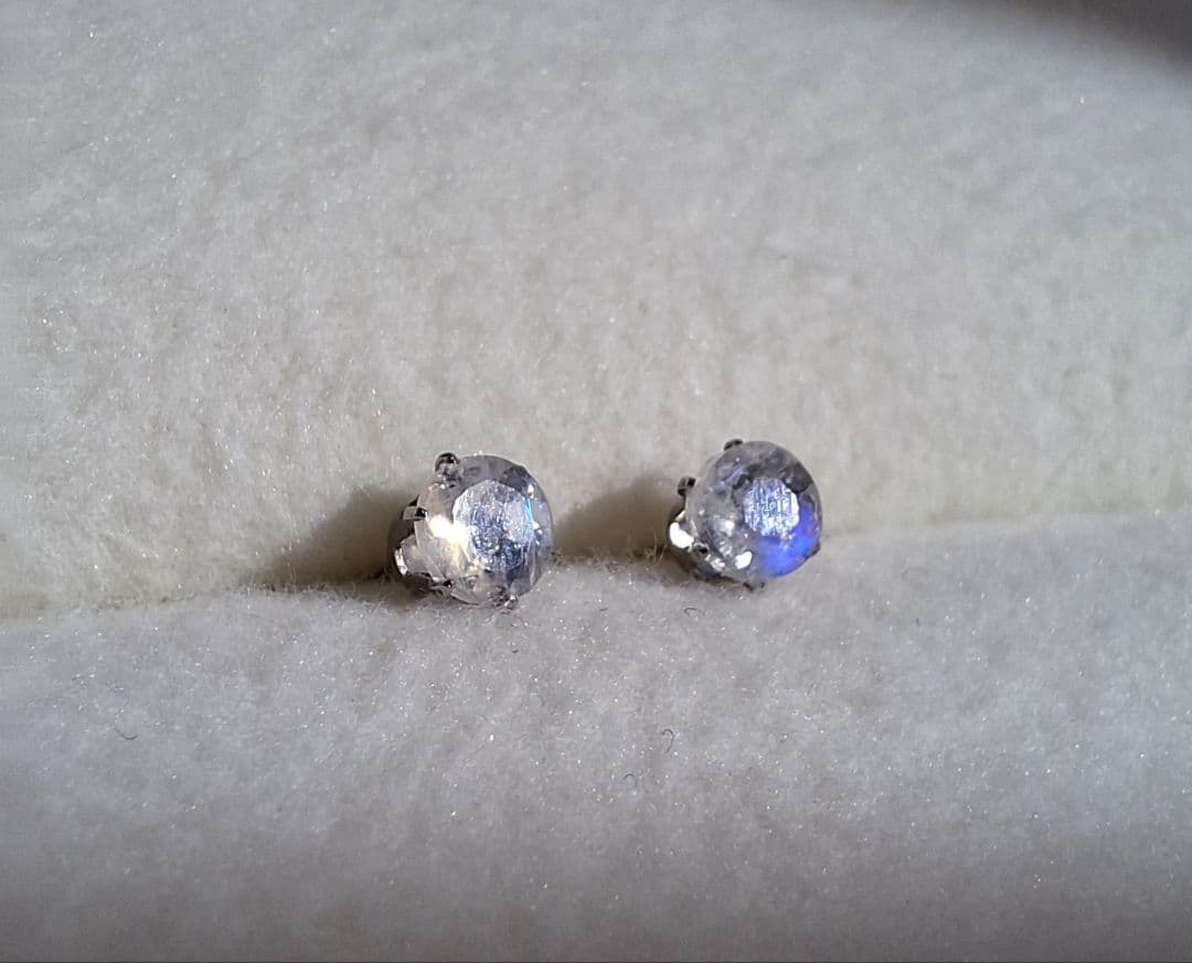 ②ムーンストーン4mmスタッドピアス　サージカルステンレス