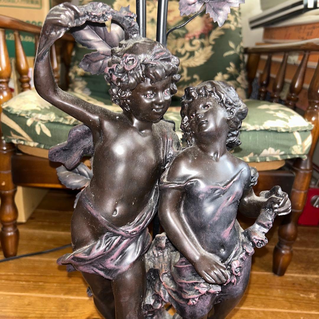 アンティーク調人形付きライトスタンド￼