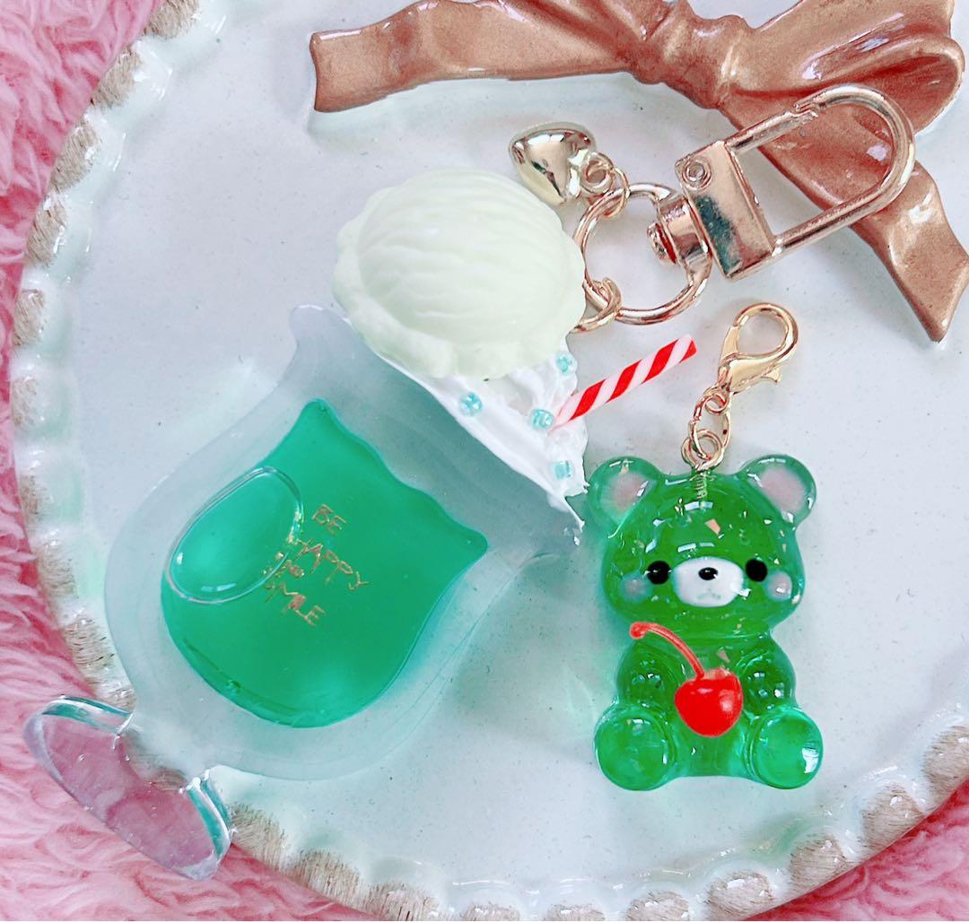 レジンキーホルダー　クリームソーダ　メロンソーダ　オイル入り　クマ