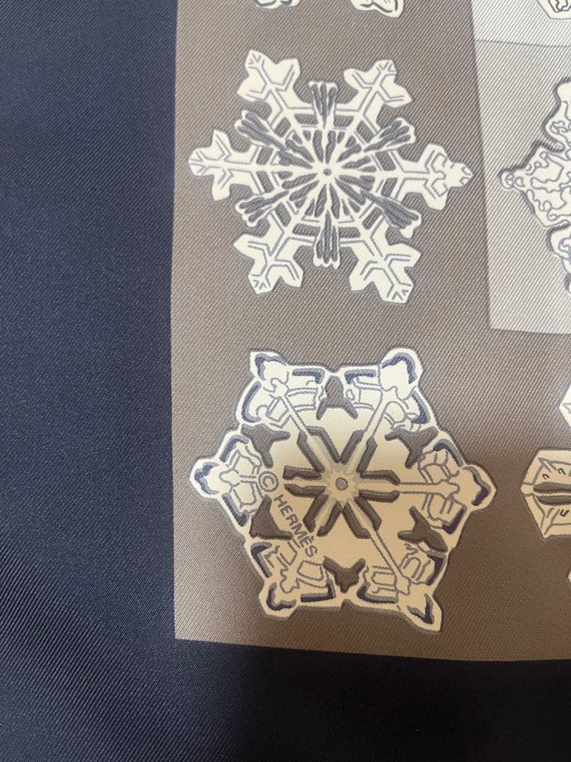 エルメス カレ90 FEUX DE L'HIVER 雪の結晶 グレー／ネイビー