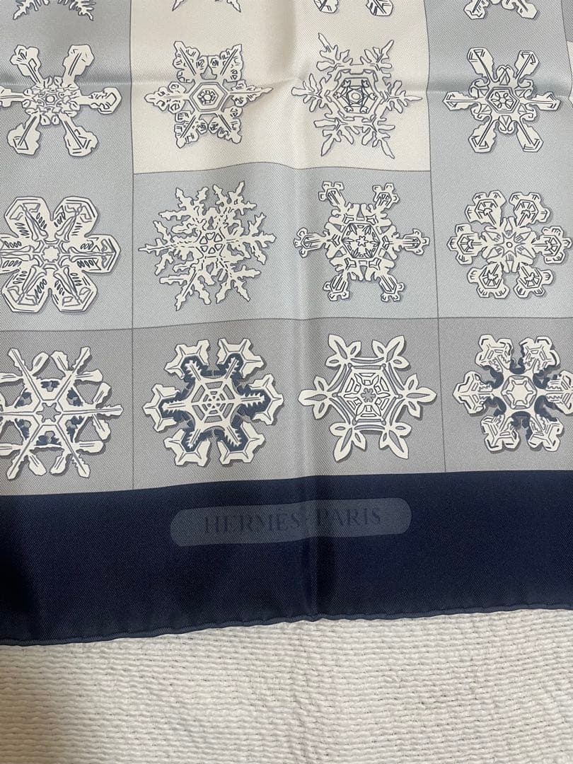 エルメス カレ90 FEUX DE L'HIVER 雪の結晶 グレー／ネイビー