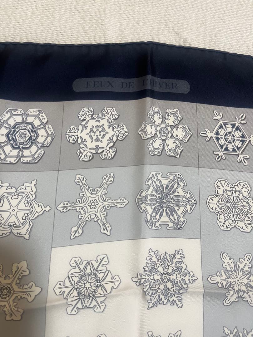 エルメス カレ90 FEUX DE L'HIVER 雪の結晶 グレー／ネイビー