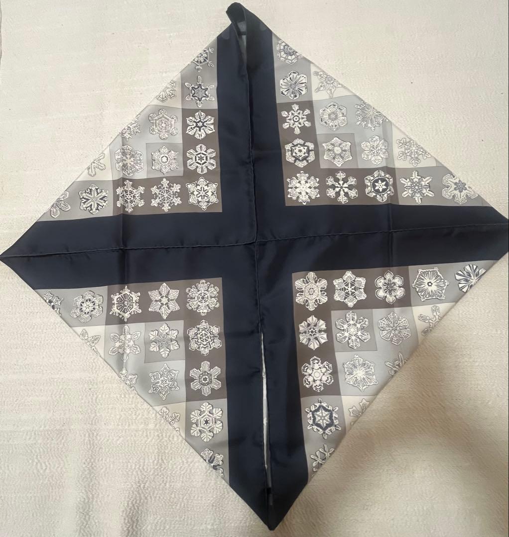 エルメス カレ90 FEUX DE L'HIVER 雪の結晶 グレー／ネイビー